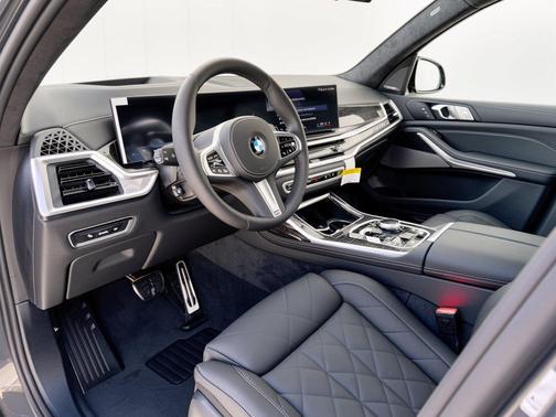 Dravit Grey Metallic 2027 BMW X7 xDrive40i