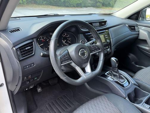 Pearl White 2017 Nissan Rogue SV