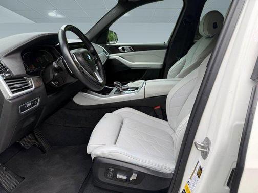 Mineral White Metallic 2023 BMW X5 xDrive40i