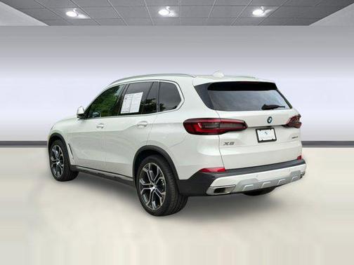 Mineral White Metallic 2023 BMW X5 xDrive40i