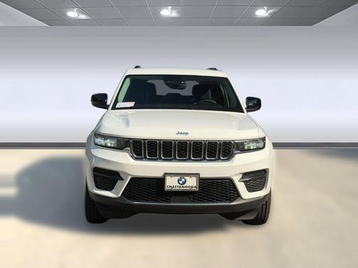 Bright White Clearcoat 2023 Jeep Grand Cherokee Laredo