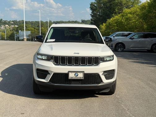Bright White Clearcoat 2023 Jeep Grand Cherokee Laredo