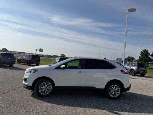 White Metallic 2022 Ford Edge SEL