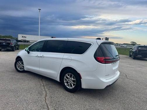 Bright White Clearcoat 2023 Chrysler Pacifica TOURING L