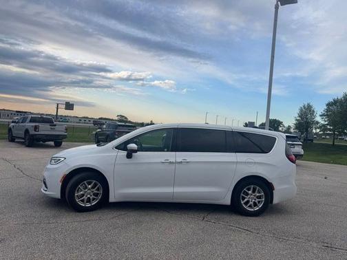 Bright White Clearcoat 2023 Chrysler Pacifica TOURING L