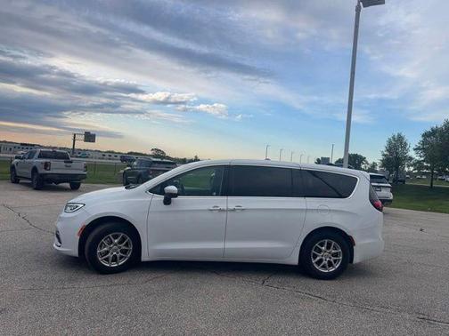 Bright White Clearcoat 2023 Chrysler Pacifica Touring L