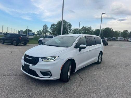 Bright White Clearcoat 2023 Chrysler Pacifica Touring L