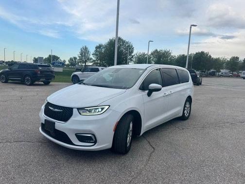 Bright White Clearcoat 2023 Chrysler Pacifica TOURING L