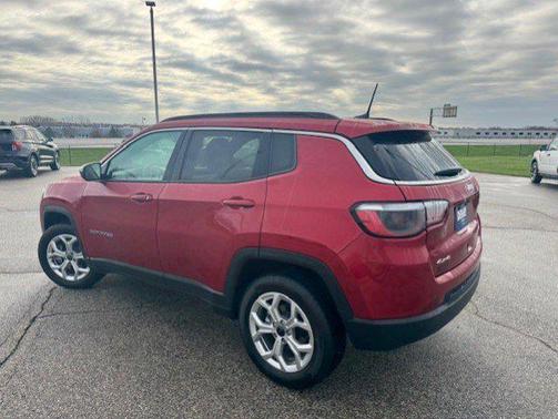 Red Hot Pearlcoat 2025 Jeep Compass Latitude