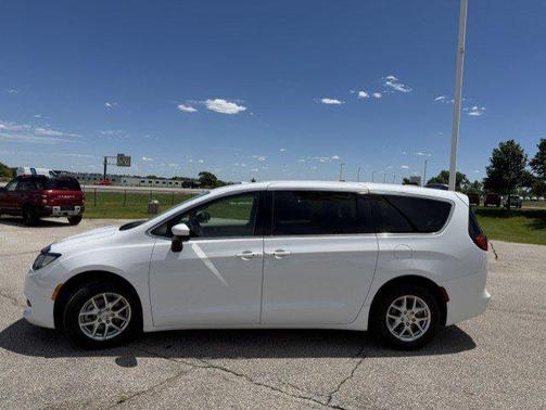 Bright White Clearcoat 2023 Chrysler Voyager LX