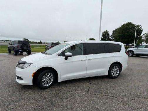 Bright White Clearcoat 2023 Chrysler Voyager LX