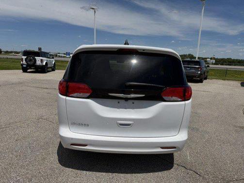 Bright White Clearcoat 2023 Chrysler Voyager LX
