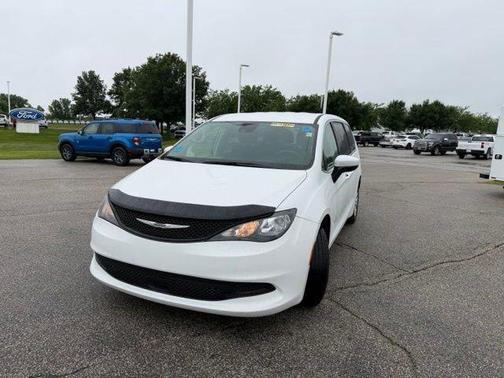 Bright White Clearcoat 2023 Chrysler Voyager LX