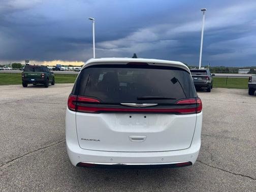 Bright White Clearcoat 2023 Chrysler Pacifica TOURING L