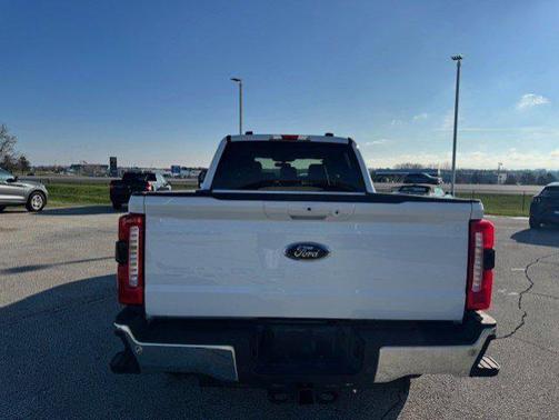 Oxford White 2025 Ford F-250 Lariat