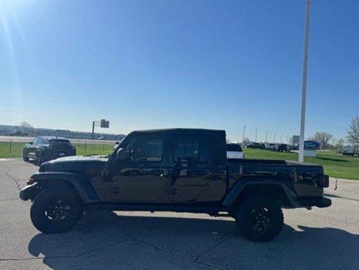 Black Clearcoat 2022 Jeep Gladiator SPORT