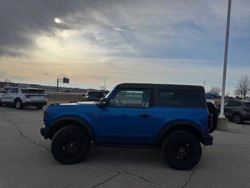VELOCITY BLUE METALLIC 2022 Ford Bronco WILDTRAK