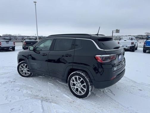 2024 Jeep Compass LATITUDE LUX