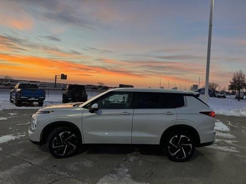 2024 Mitsubishi Outlander SE