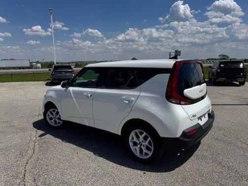 Snow White Pearl 2022 Kia Soul LX