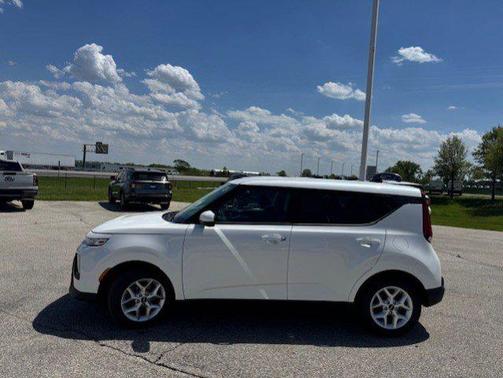 Snow White Pearl 2022 Kia Soul LX