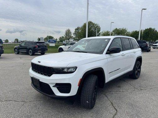 Bright White Clearcoat 2023 Jeep Grand Cherokee LAREDO
