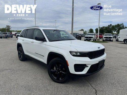 Bright White Clearcoat 2023 Jeep Grand Cherokee LAREDO
