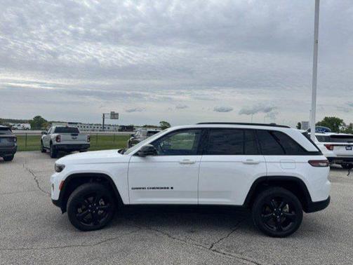 Bright White Clearcoat 2023 Jeep Grand Cherokee LAREDO