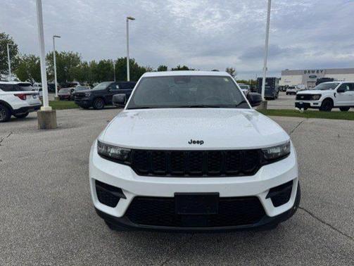 Bright White Clearcoat 2023 Jeep Grand Cherokee LAREDO