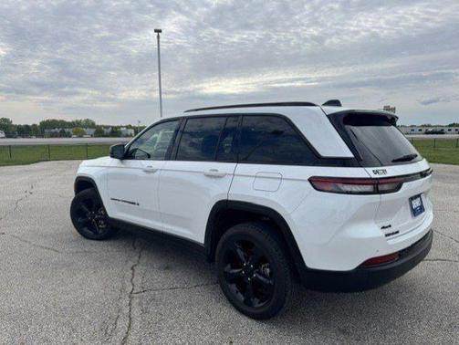 Bright White Clearcoat 2023 Jeep Grand Cherokee LAREDO