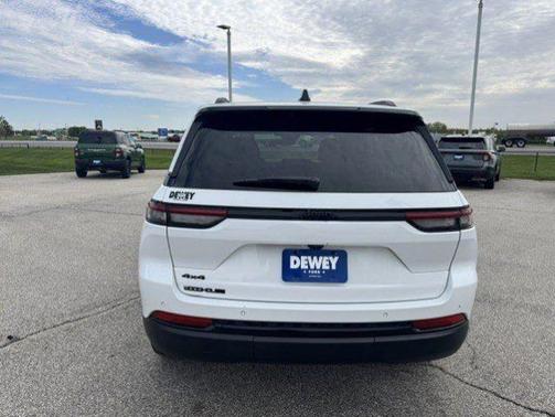 Bright White Clearcoat 2023 Jeep Grand Cherokee LAREDO