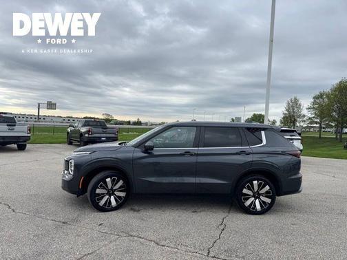 Black 2025 Mitsubishi Outlander SE
