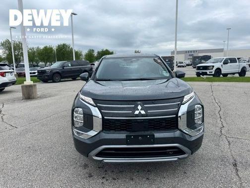 Black 2025 Mitsubishi Outlander SE