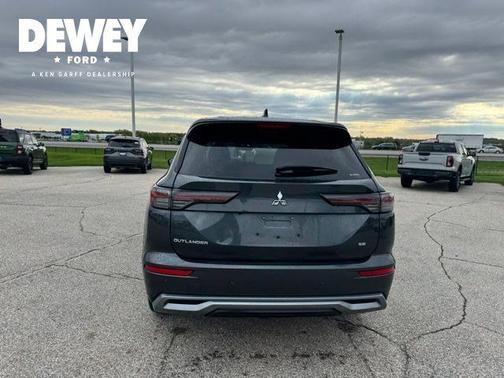 Black 2025 Mitsubishi Outlander SE