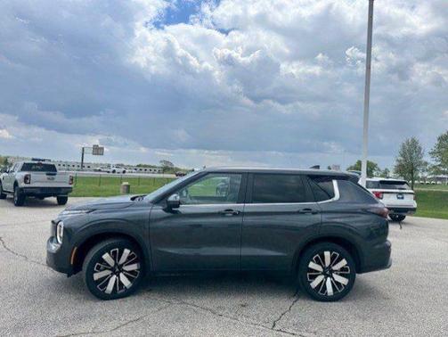 Black 2025 Mitsubishi Outlander SE