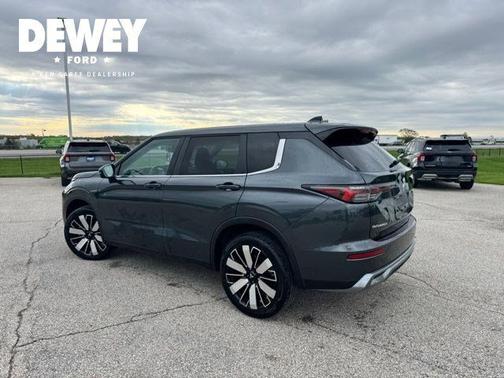 Black 2025 Mitsubishi Outlander SE