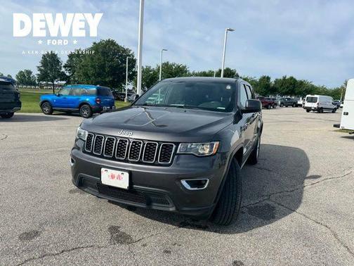 Granite Crystal Metallic Clearcoat 2018 Jeep Grand Cherokee Laredo E