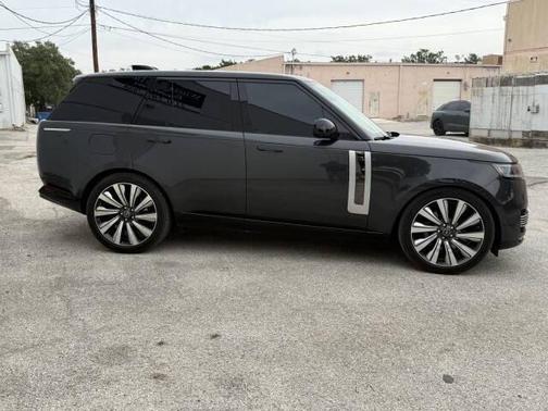 2025 Land Rover Range Rover P615 SV