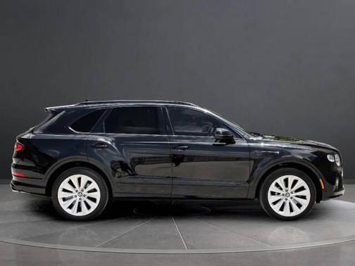 Beluga 2022 Bentley Bentayga V8