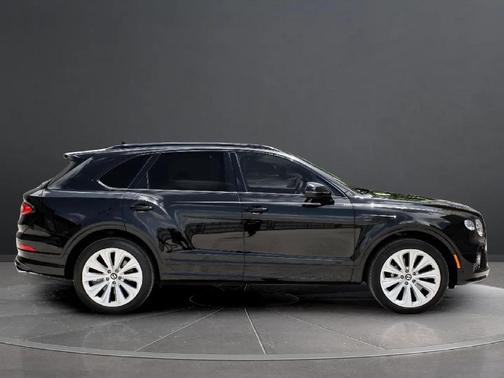 Beluga 2022 Bentley Bentayga V8