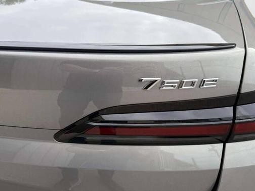 2025 BMW 750e i xDrive