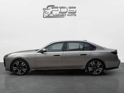 2025 BMW 750e i xDrive