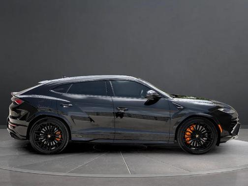 Nero Noctis Metallic 2025 Lamborghini Urus SE