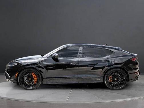 Nero Noctis Metallic 2025 Lamborghini Urus SE