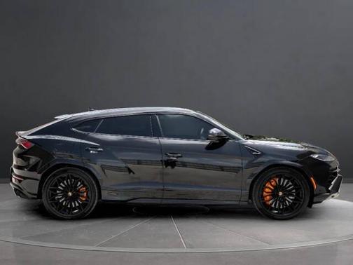 Nero Noctis Metallic 2025 Lamborghini Urus SE