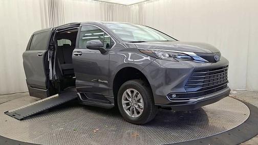 2025 Toyota Sienna XLE