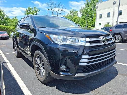 Midnight Black Metallic 2017 Toyota Highlander XLE