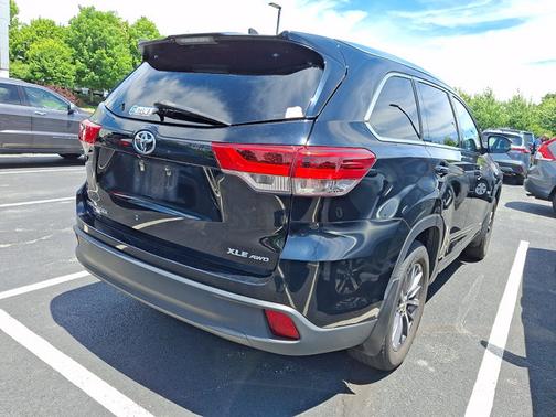 Midnight Black Metallic 2017 Toyota Highlander XLE