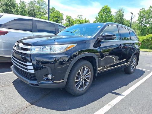 Midnight Black Metallic 2017 Toyota Highlander XLE