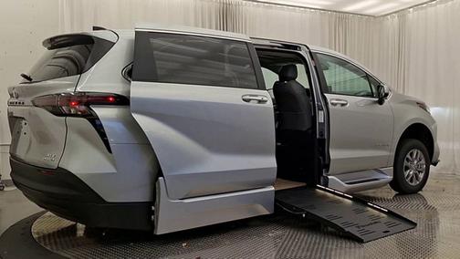 2024 Toyota Sienna XLE